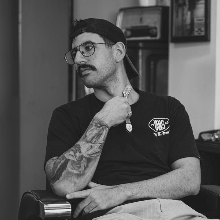 Ο Θωμάς Αθανασίου, barber και ιδιοκτήτης στο Gents o'clock