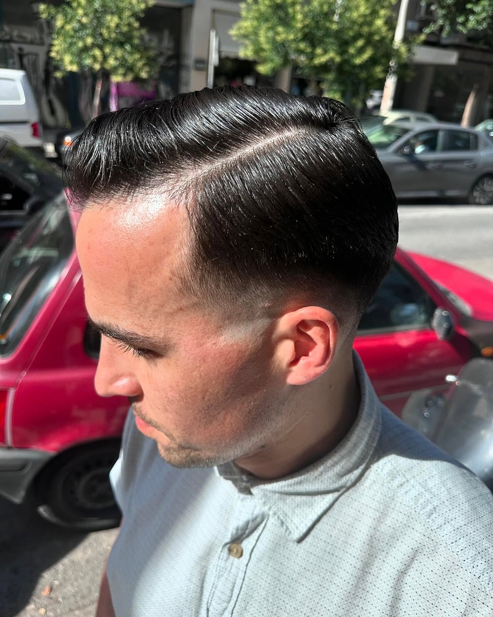 Κλασικό pompadour με χωρίστρα και skin fade στο Gents o'clock
