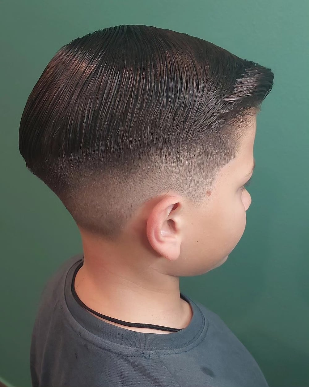 Παιδικό κούρεμα με υφή στην κορυφή και fade στο Gents o'clock